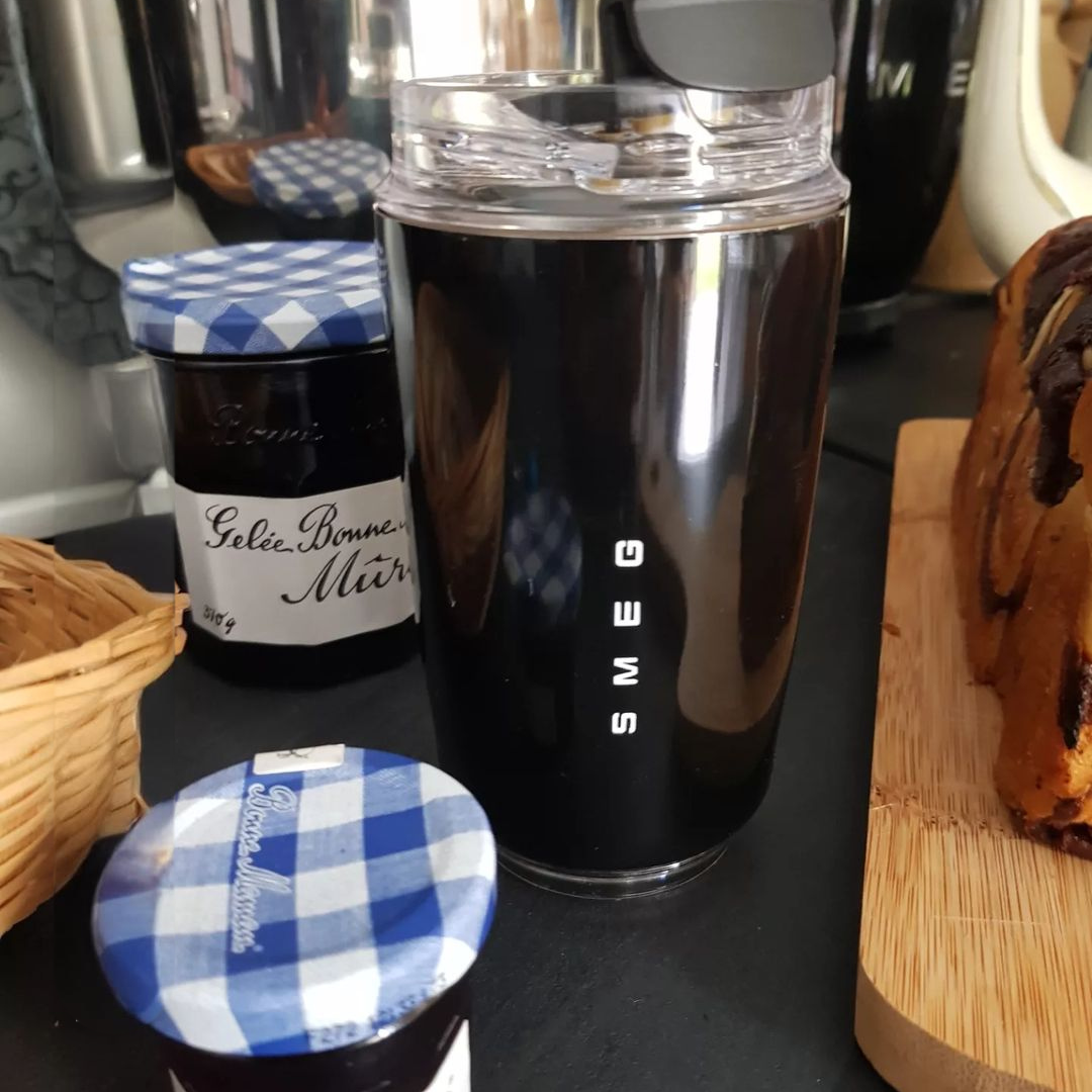LuxeTherm Eleganter Reisebecher | Stilvolle und langlebige Thermoskanne für heiße und kalte Getränke